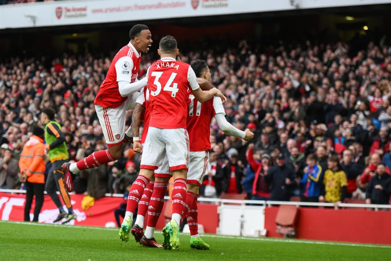 Ben White celebra un gol del Arsenal en Premier League