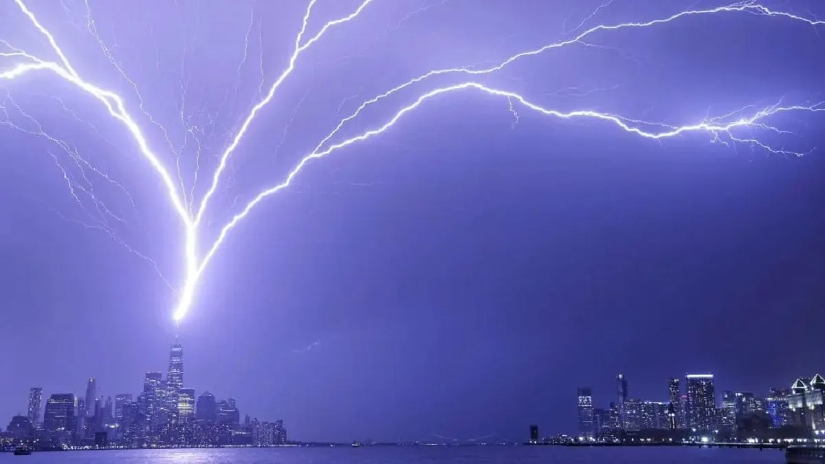 Captan cuando un rayo impacta en el One World Trade Center en Nueva York