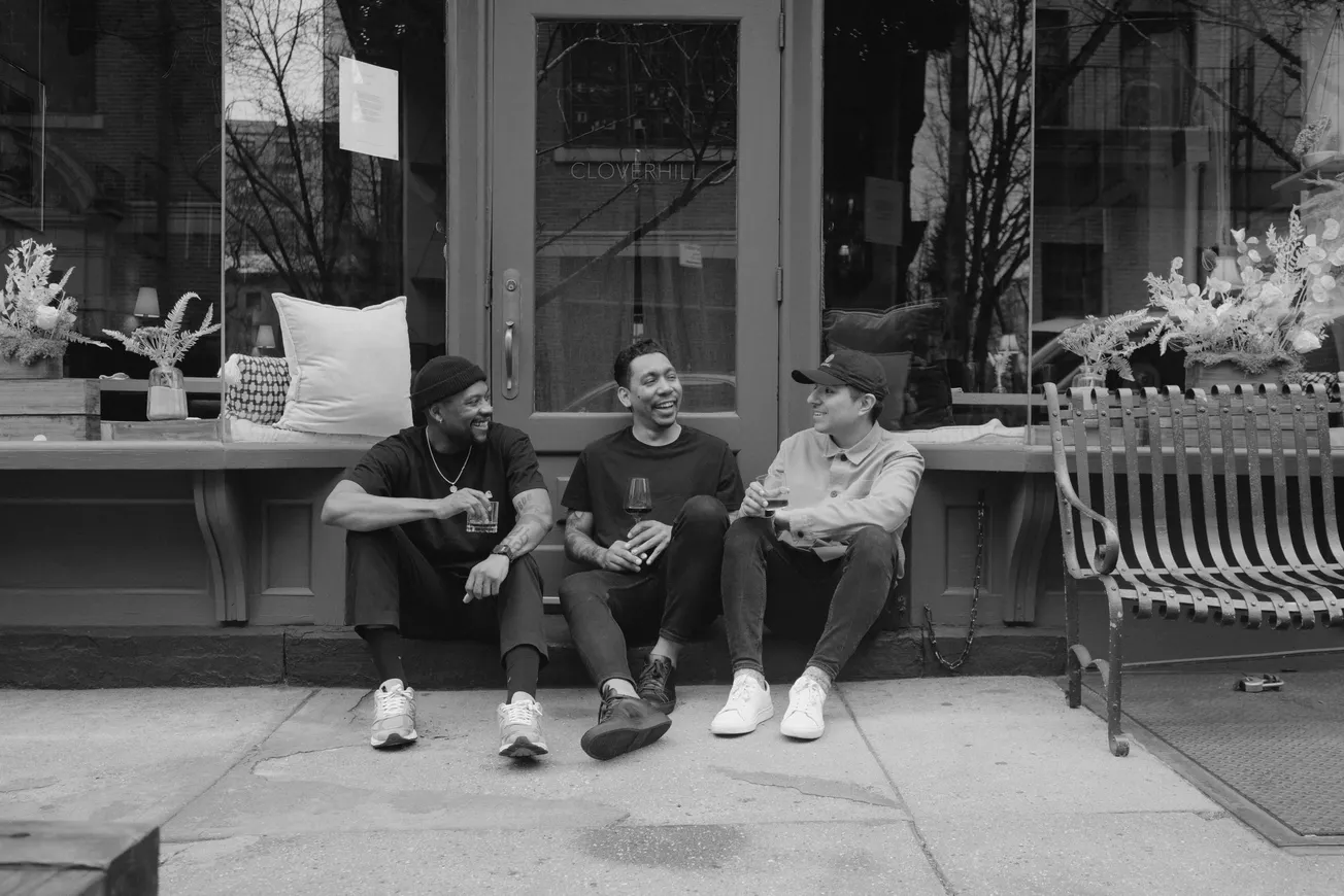 RESTAURANTE. Localizado en una acogedora cuadra en el corazón del distrito histórico de Brooklyn Heights en Nueva York, Clove