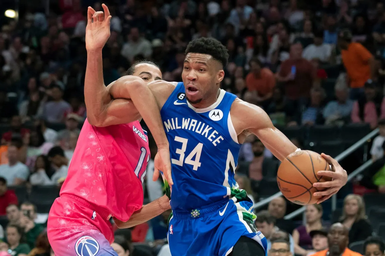 Giannis Antetokounmpo en partido de los Milwaukee Bucks de la NBA