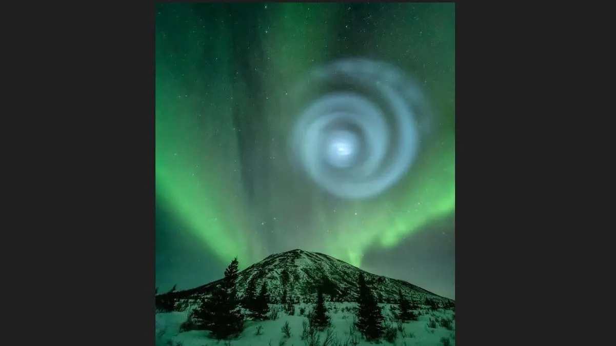 Graban espiral brillante que apareció dentro de una aurora boreal en Alaska