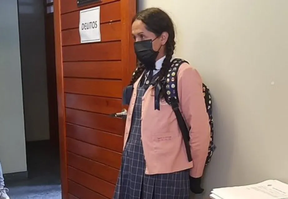 Hombre vestido de mujer infiltrado en escuela de Perú