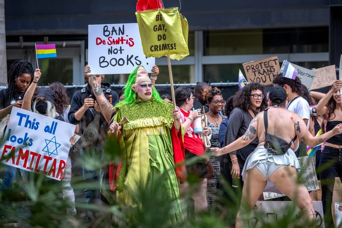 Protesta contra la candidatura presidencial del gobernador de Florida DeSantis
