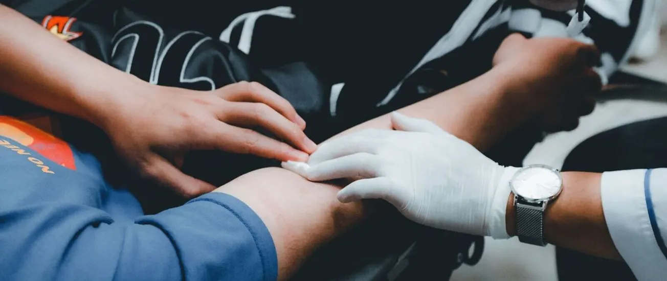 Qué sabemos sobre la nueva política de la FDA que flexibiliza las reglas de donación de sangre para hombres homosexuales y bisexuales