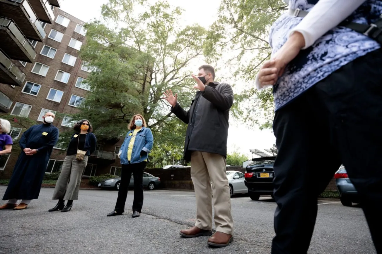 A medida que disminuye el escrutinio público, las mejoras en el Serrano se estancan, según inquilinos y abogados