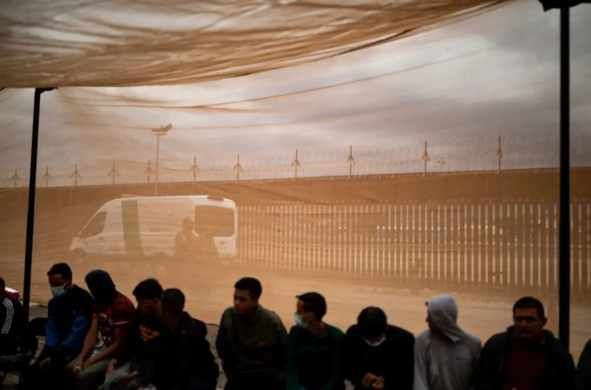 “Tengo coágulos de sangre en mis pulmones”: migrantes denuncian haber sido envenenados con un producto de limpieza en un centro de ICE