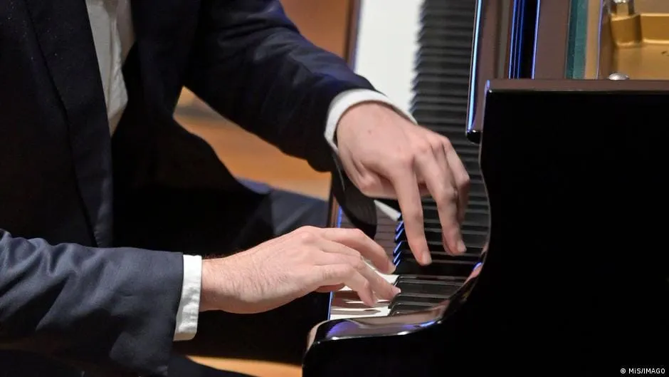 Un artista comenzó a “ver” notas musicales después de sufrir una lesión