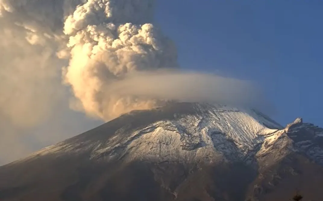Ovni sobre el volcán Popocatépetl es viral en redes sociales