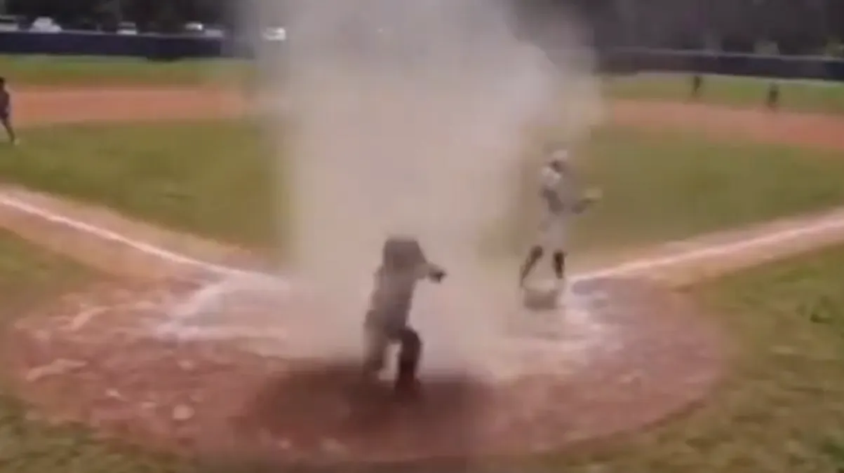 Se formó remolino de tierra en pleno juego de béisbol en Florida y sorprendió a los niños