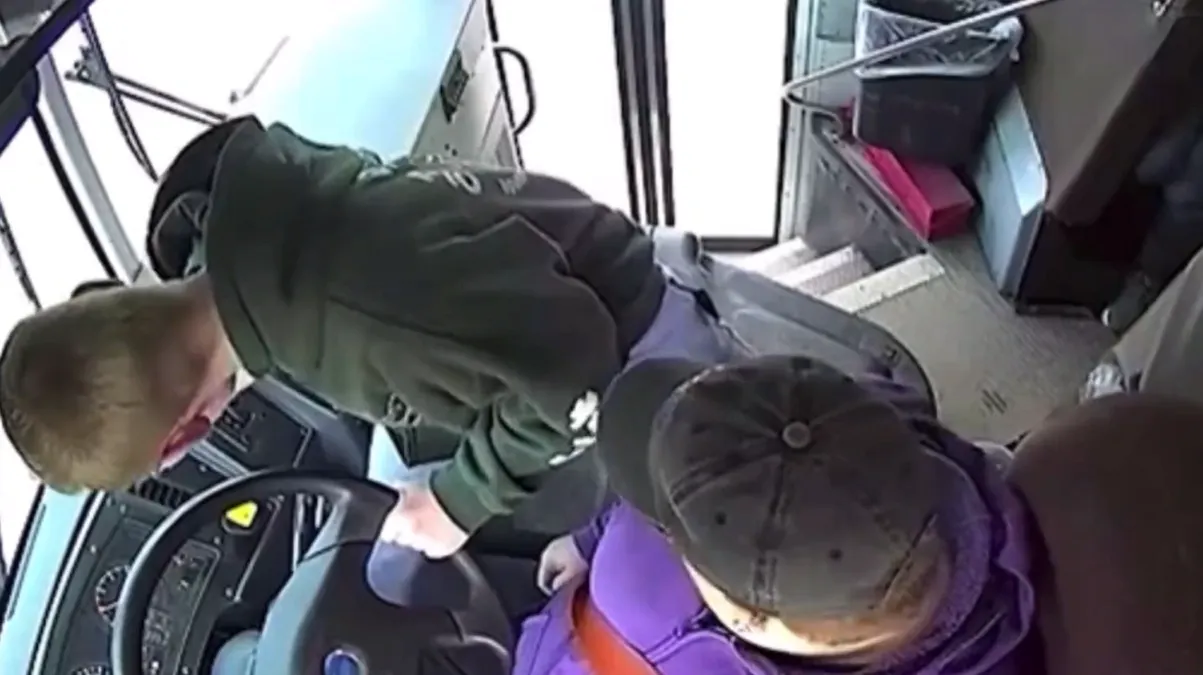 Un niño frenó el autobús escolar después de que la conductora perdió el conocimiento