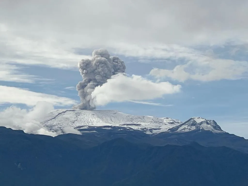 El volcán Nevado del Ruiz mantiene en alerta a Colombia