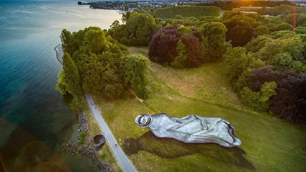 Artista pinta botella de plástico para crear conciencia sobre contaminación