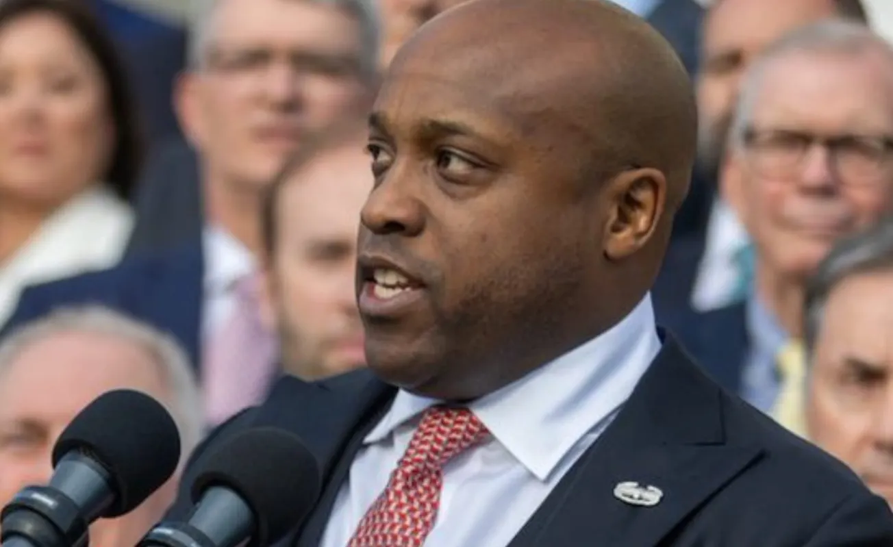 Congresista republicano Wesley Hunt pide convertir julio en el “American Pride Month”