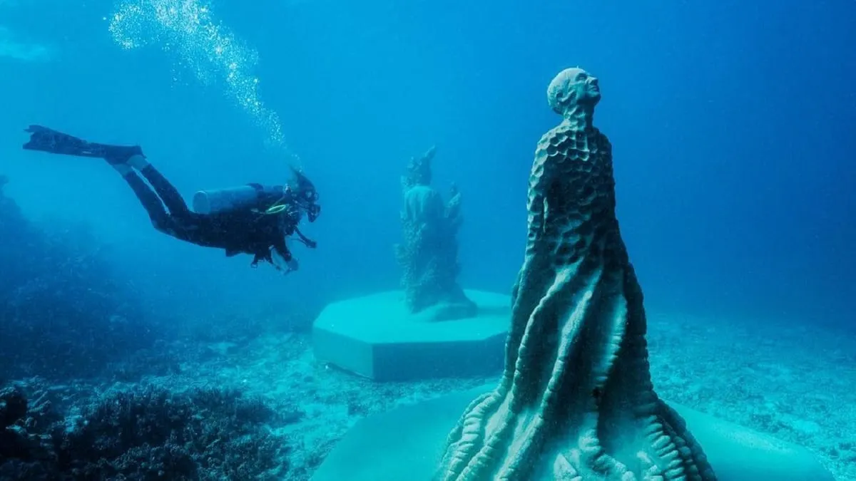 Crean esculturas submarinas que rinden homenaje a científicos