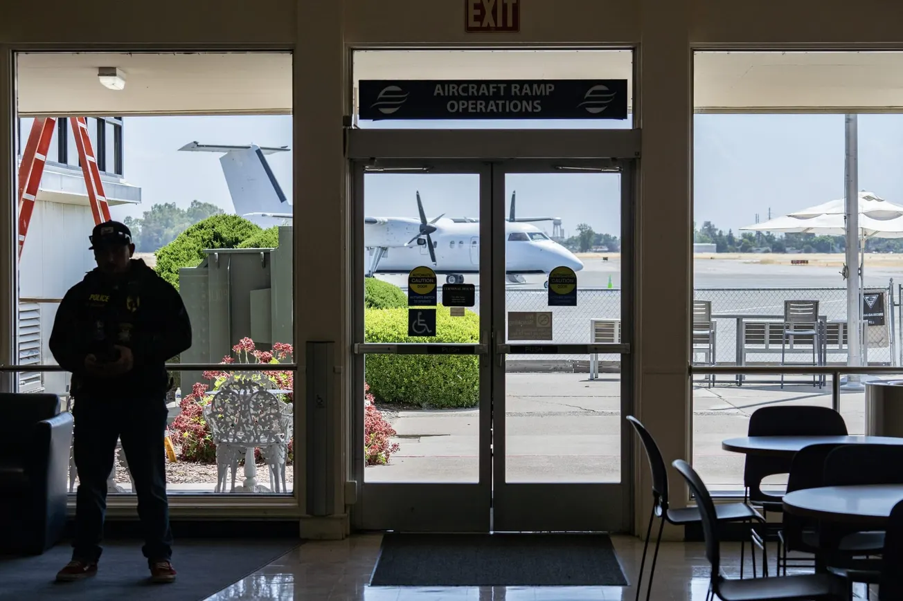 Fiscal general de California evalúa posibles delitos penales por traslado de inmigrantes desde Texas