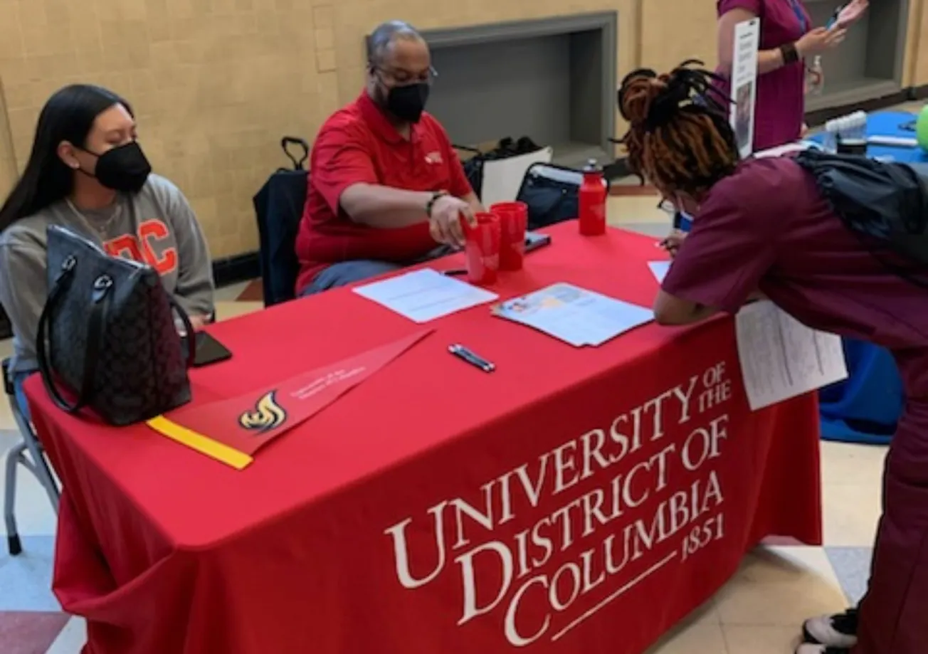 ¿Quieres mejorar tu ingreso? Estos cursos profesionales gratis en Washington D.C. pueden ser para ti