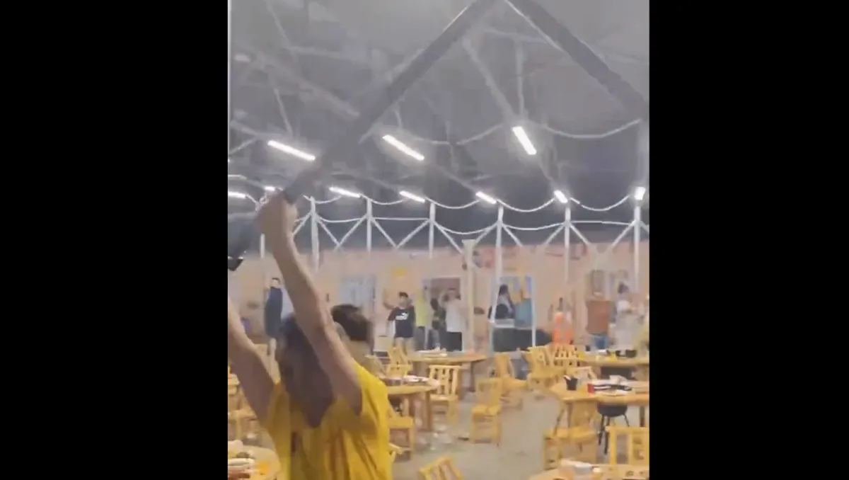 Fuertes vientos vuelan el techo de un restaurante y lanzan por los aires a varias personas en China
