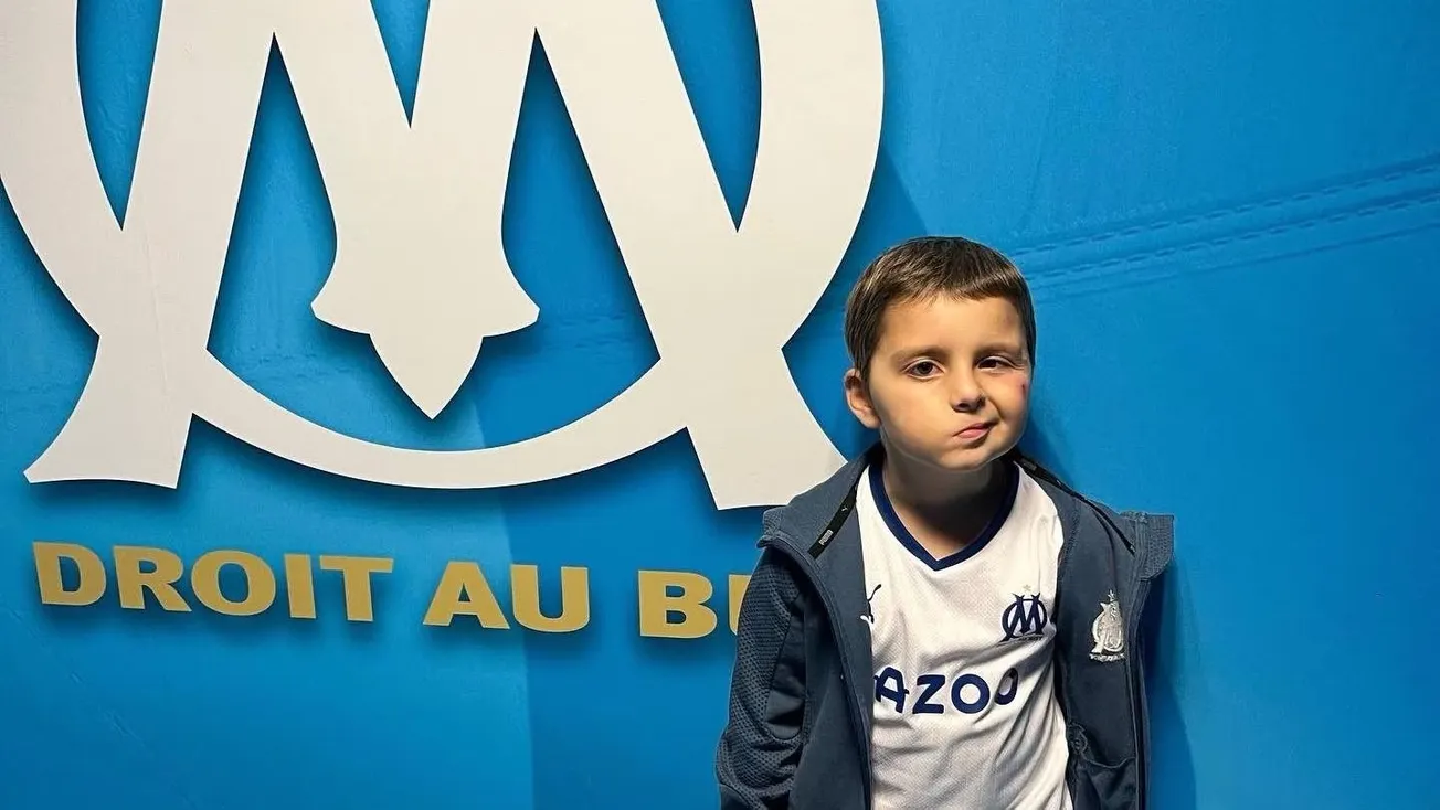 Kenzo, un niño de ocho años con cáncer terminal, fue invitado a ver el partido entre el Ajaccio y el OM, su equipo favorito,