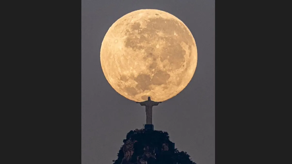 La imagen viral del fotógrafo captó al Cristo Redentor de Brasil “cargando” la Luna
