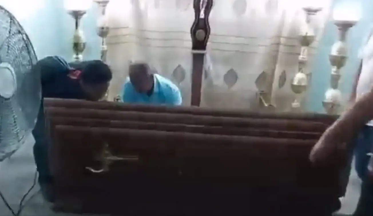 mujer ecuatoriana revive velatorio