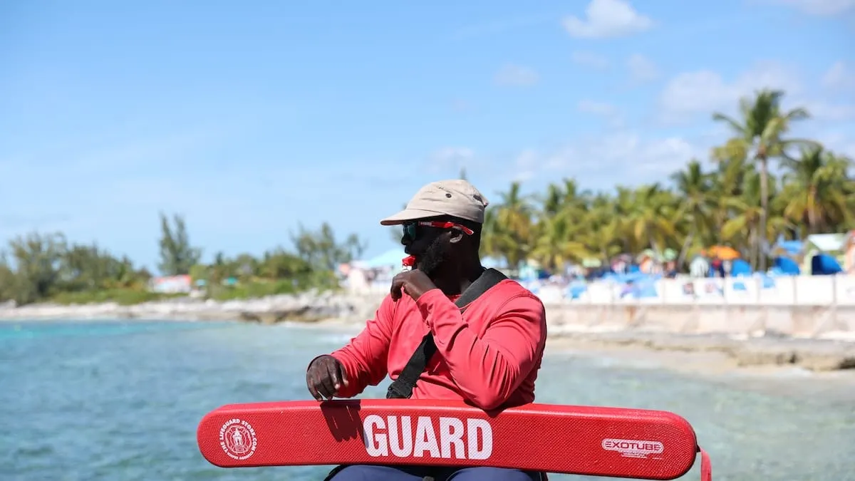 Escasez crónica de salvavidas resalta desigualdades raciales