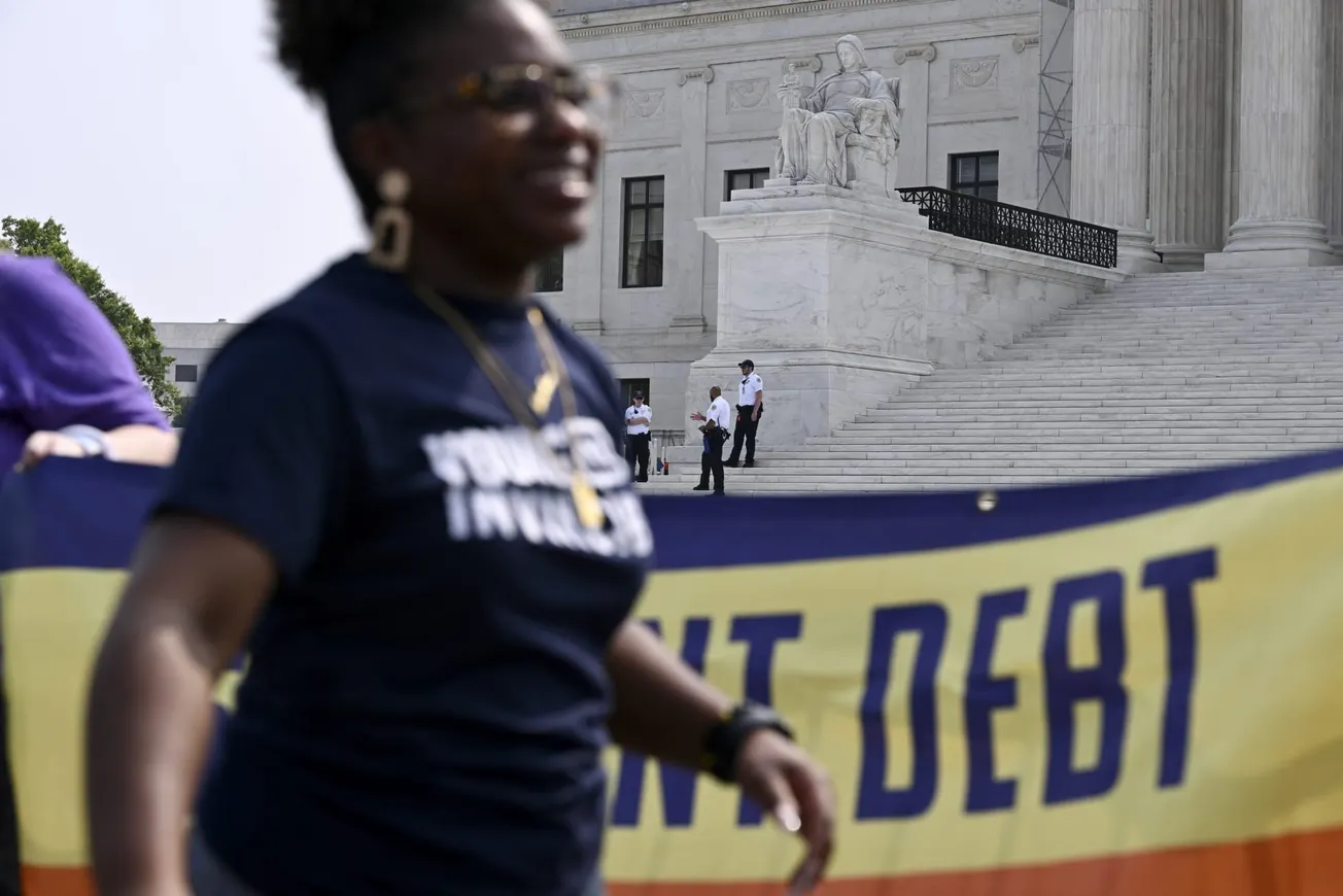 Condonación de préstamos estudiantiles por Biden paralizada por el Tribunal Supremo