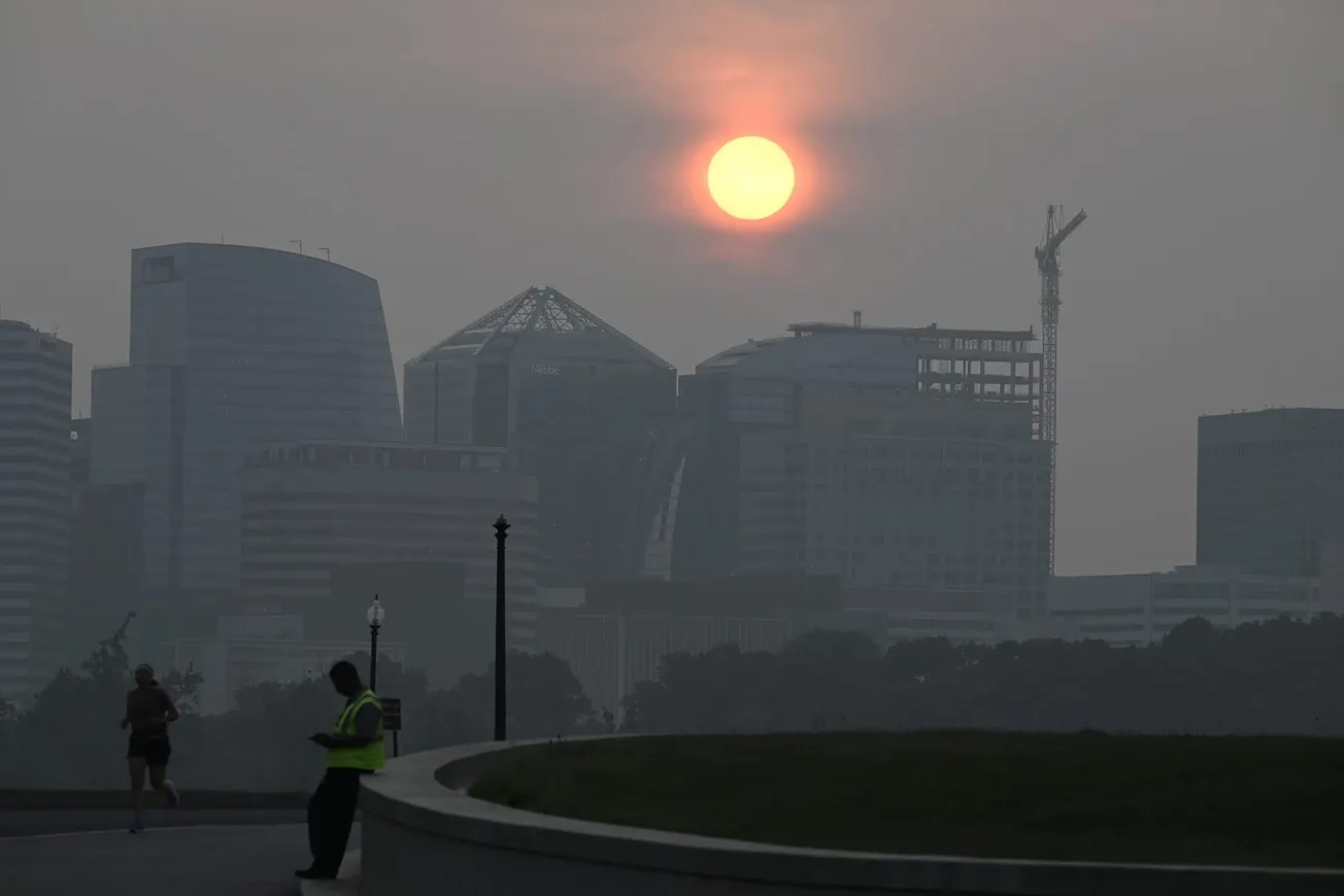 El humo de los incendios forestales canadienses se cierne sobre Washington, el 28 de junio de 2023. (Kenny Holston/The New Yo