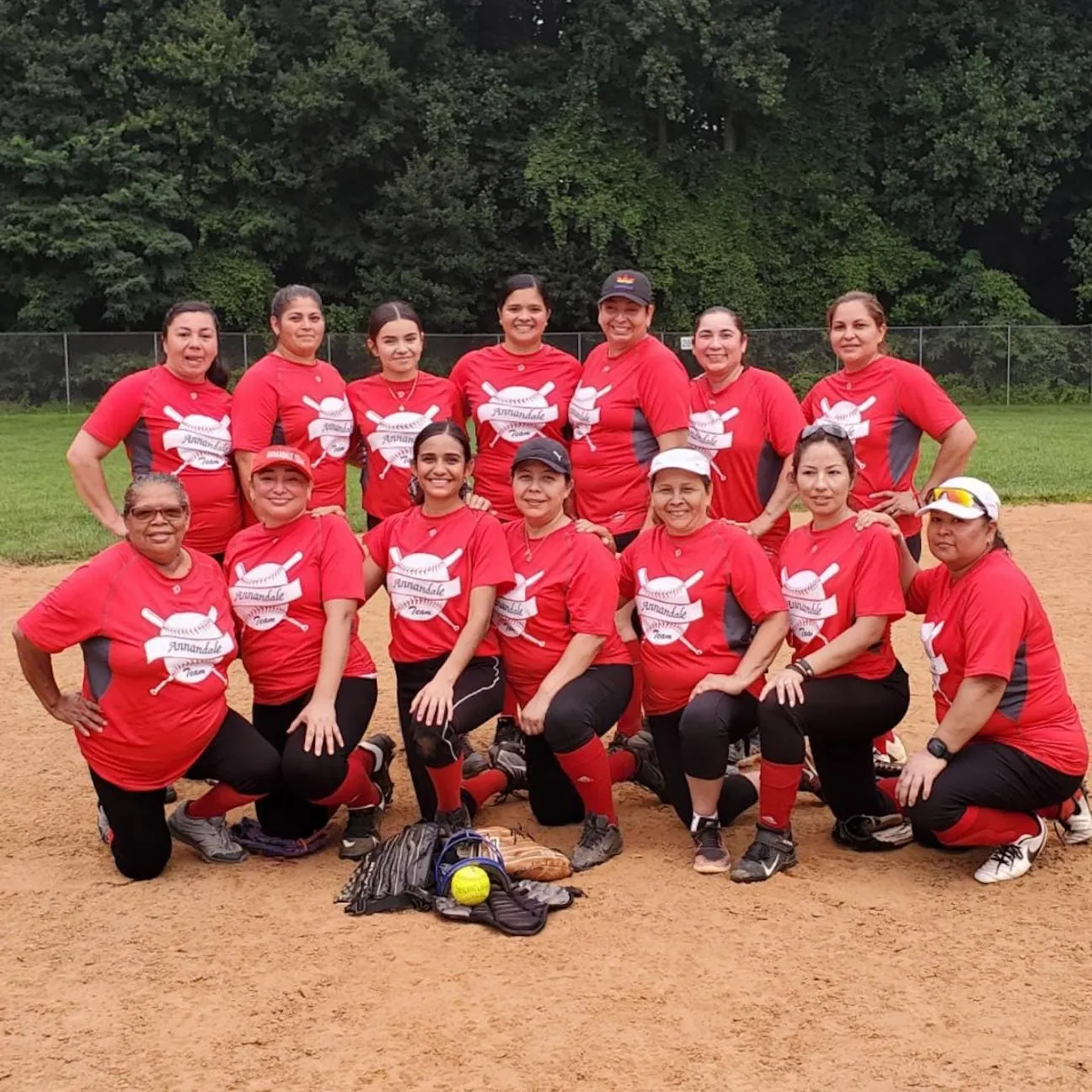 Latinas de Maryland rompen los estereotipos del deporte jugando softball