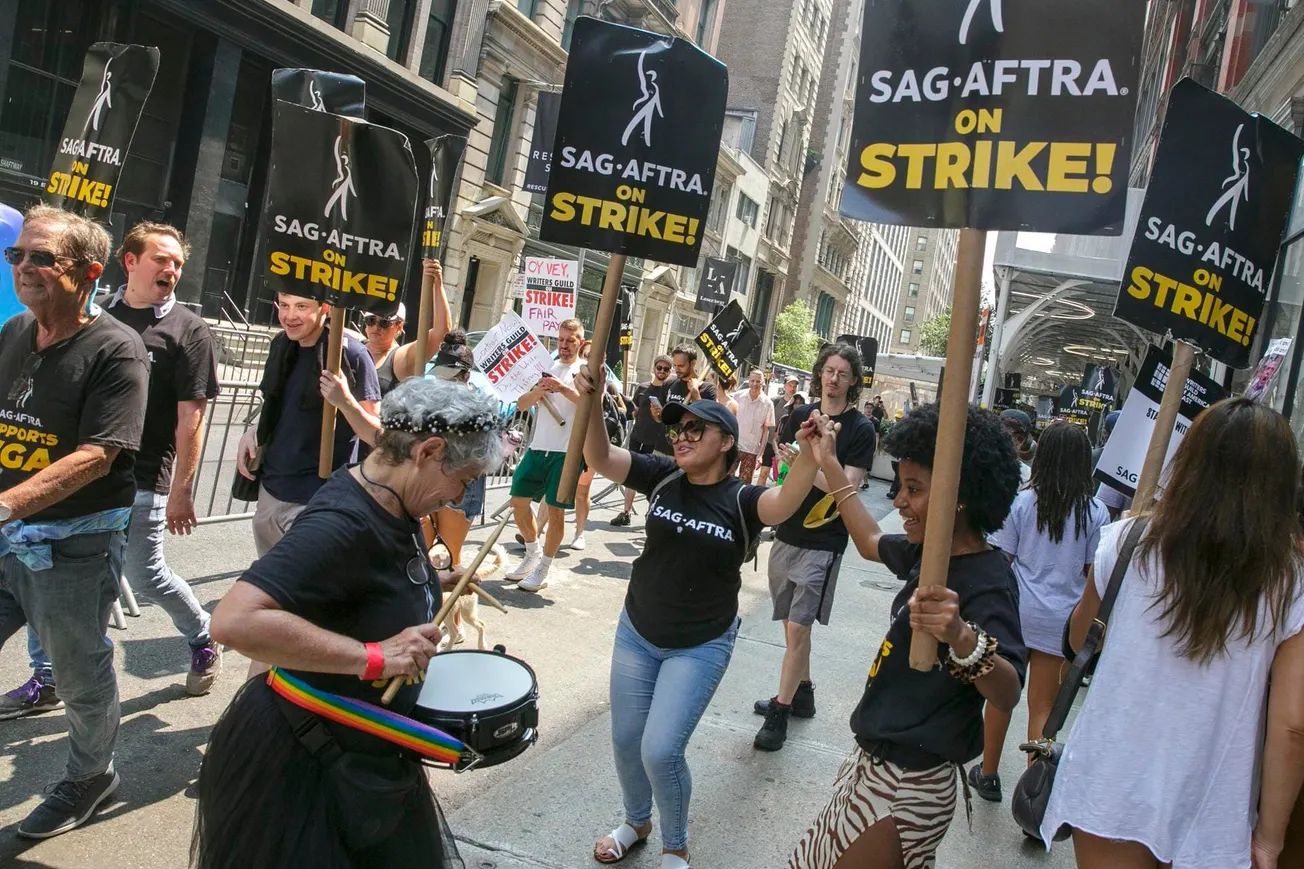 Estrellas de cine y televisión se suman a la huelga de guionistas en Hollywood desde Nueva York