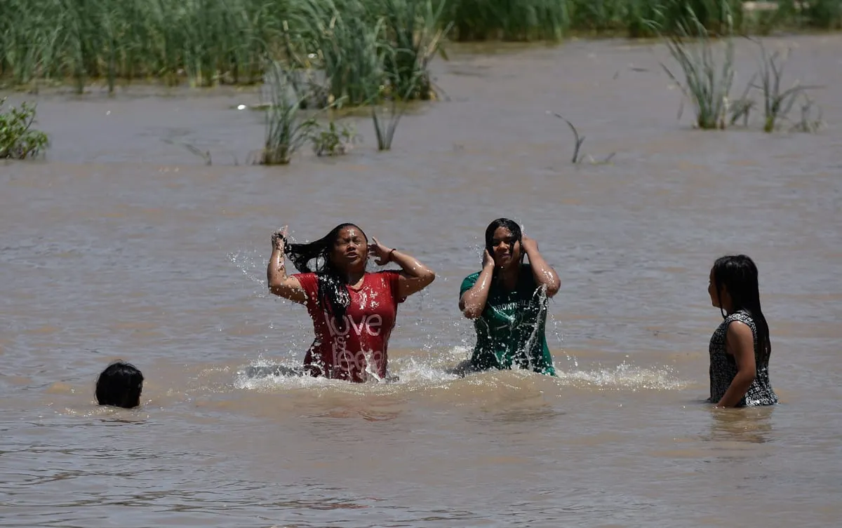 El calor orilla a familias mexicanas a bañarse en el río Bravo, fronterizo con EEUU