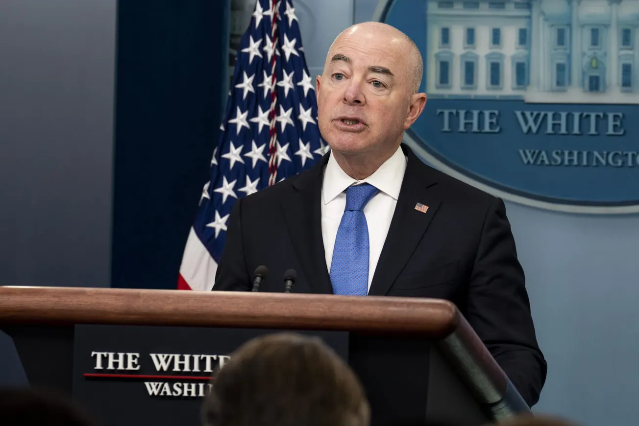 Florida acusa a Alejandro Mayorkas de permitir la inmigración irregular