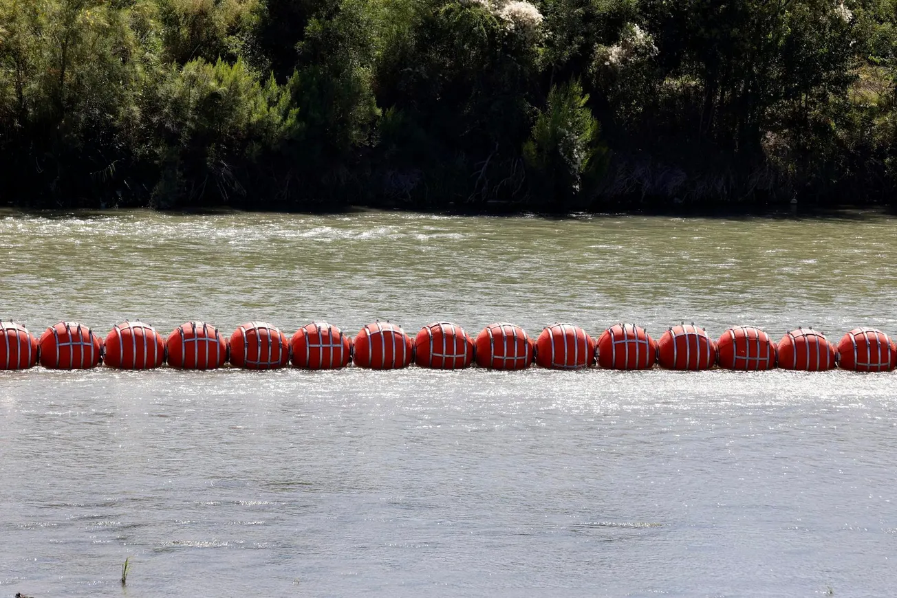 Departamento de Justicia exige a Texas quitar las barreras flotantes contra inmigrantes
