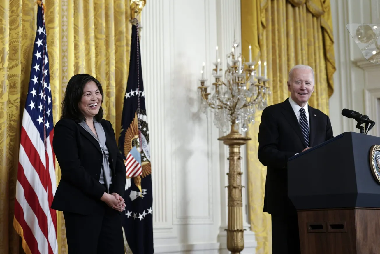 Biden pasará por encima del Senado para mantener a Julie Su como secretaria de trabajo