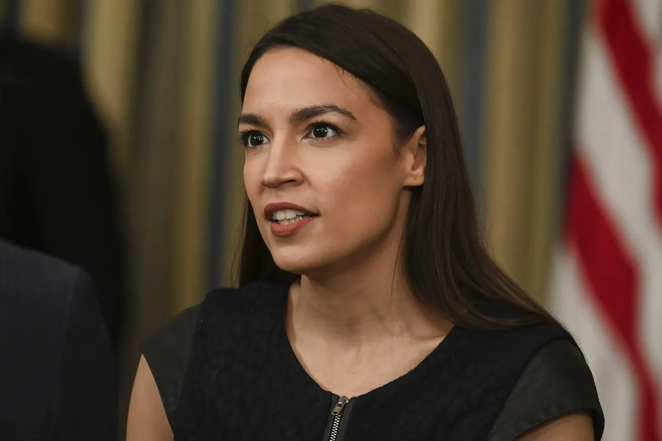 Alexandria Ocasio-Cortez respalda la reelección de Biden