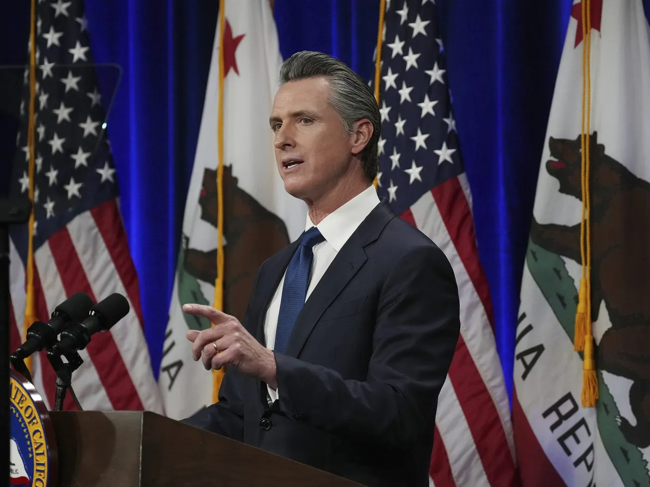 Gobernador de California pide investigar a DeSantis por traslado de inmigrantes