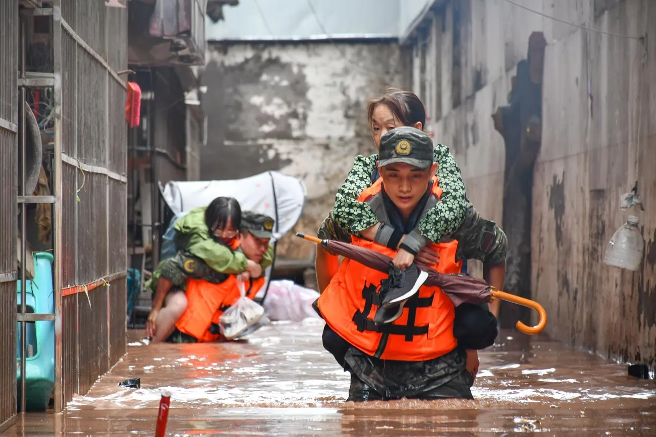 China limita actividades al aire libre por calor, inundaciones y sequía
