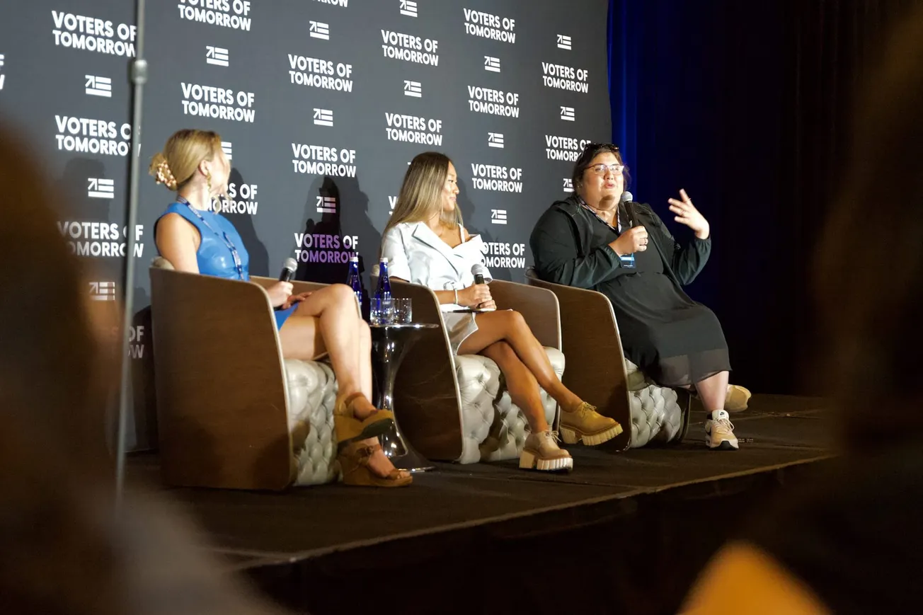 Foto. Panel sobre comunicación digital en el evento, Leaders of Tomorrow. De izquierda a derecha. Kay Abughazaleh,Annie Wu, y