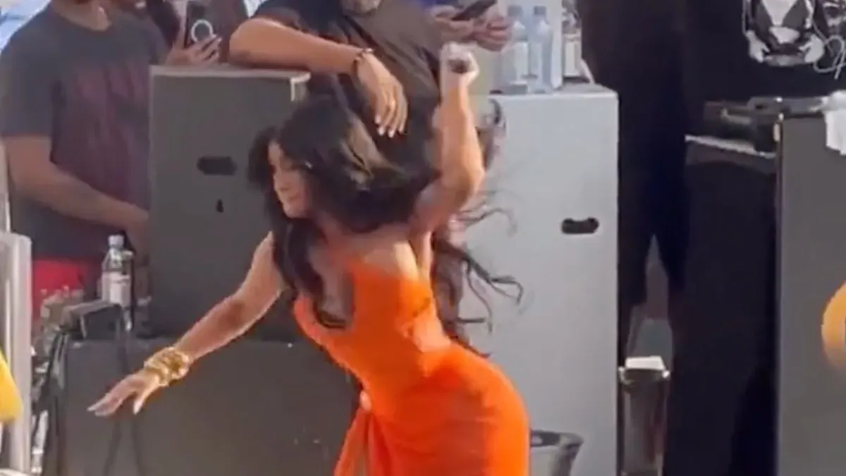 Cardi B se presenta en Las Vegas.