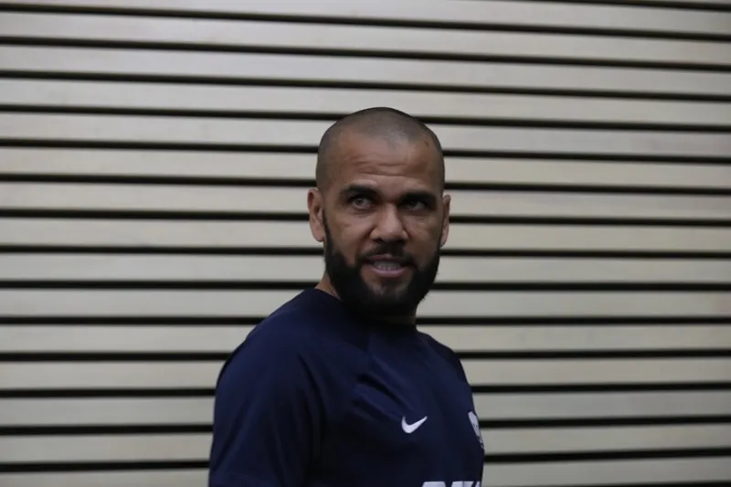 Dani Alves jugando con Pumas