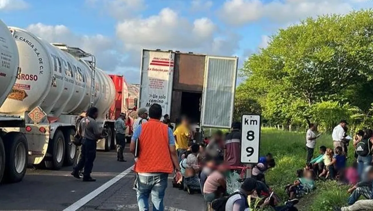 Hallan 256 inmigrantes en un tráiler en México
