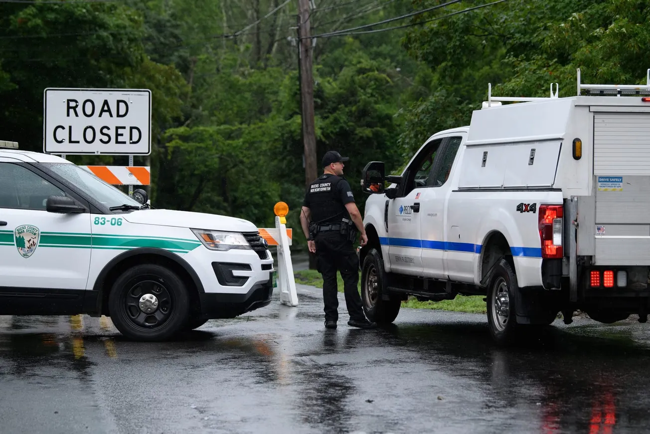 La carretera en Washington Crossing, Pensilvania, donde 11 vehículos quedaron atrapados por las inundaciones repentinas del s