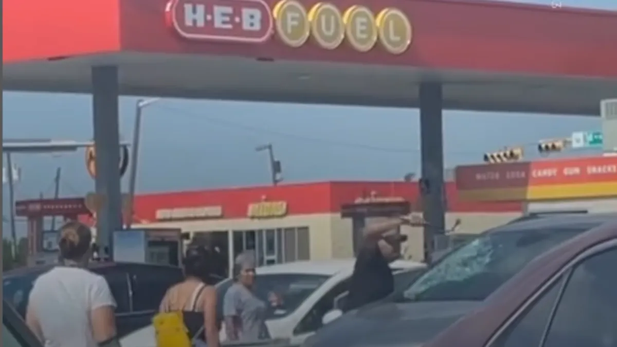 VIDEO | Padre rompe parabrisas para salvar a su bebé del calor