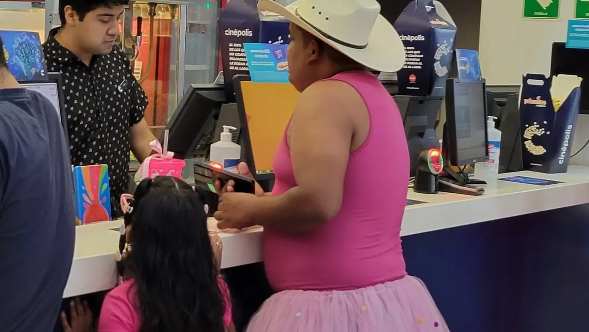 Papá se viste de rosa y con un tutú para ver Barbie junto a su hija