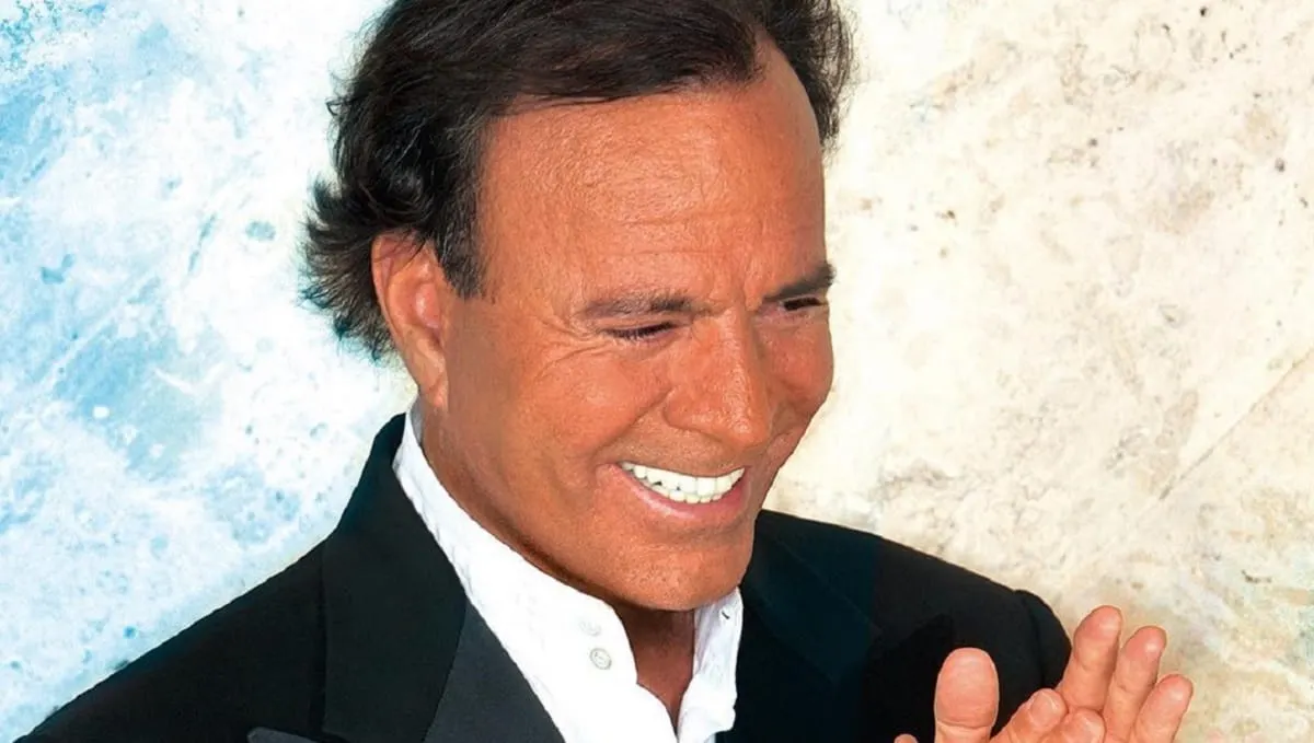 Usuario crea canción con los memes de Julio Iglesias