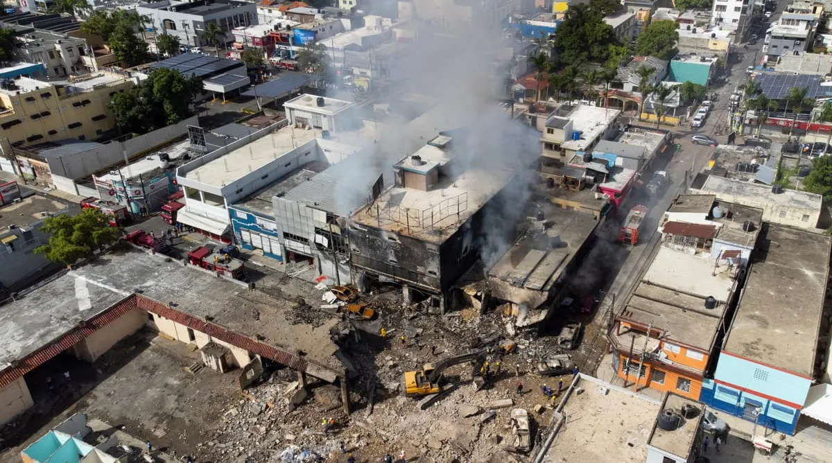 Familiares de desaparecidos tras explosión en ciudad dominicana piden agilizar la búsqueda