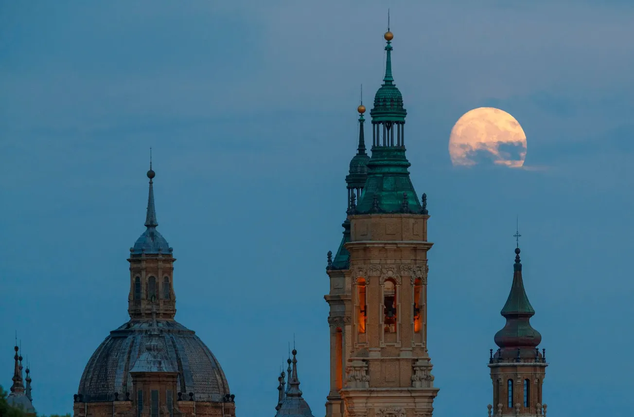 La superluna azul ilumina el cielo de agosto: las mejores fotos desde distintos países
