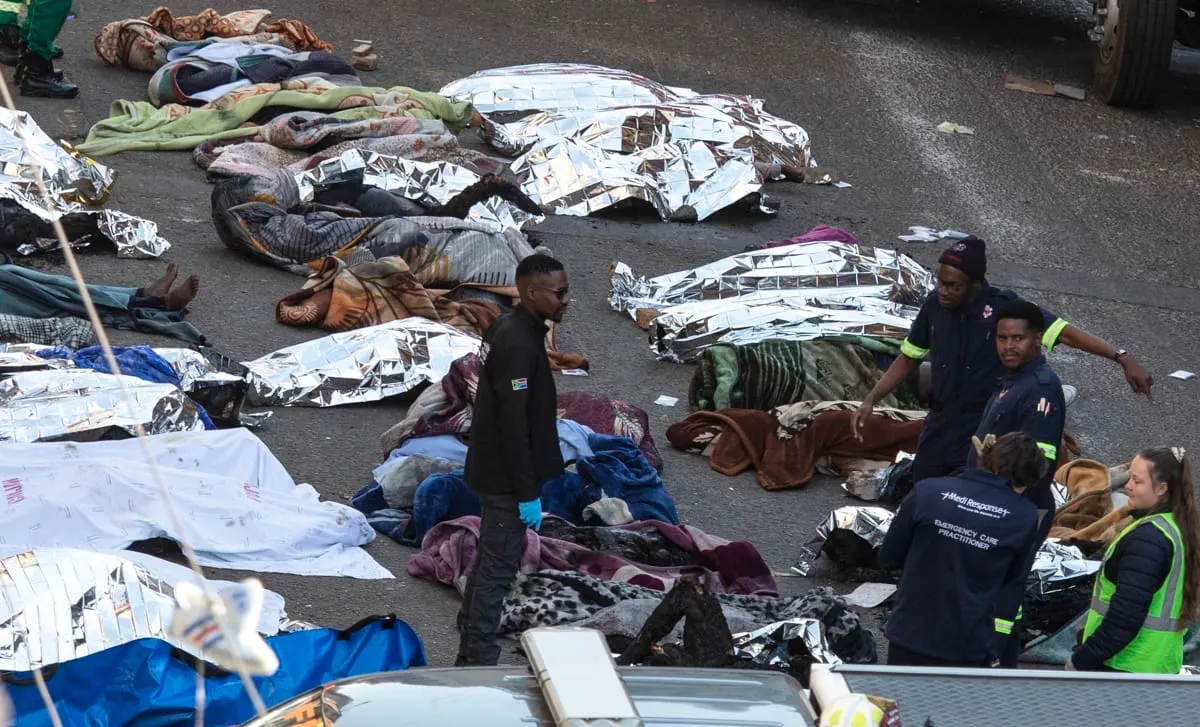 El incendio de un edificio mata al menos a 60 personas en Johannesburgo
