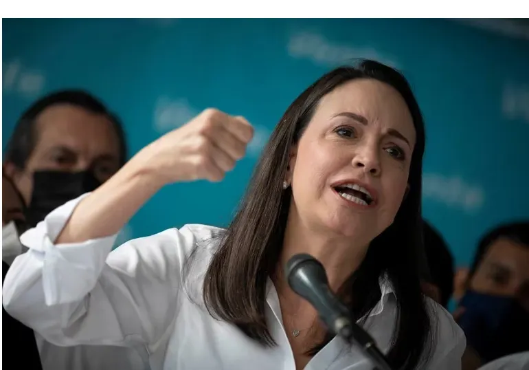 Lidera encuestas en Venezuela pero está inhabilitada