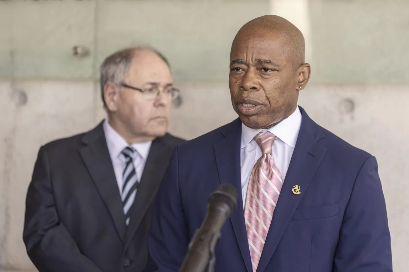 Alcalde de Nueva York y administración de Biden discuten políticas de inmigrantes