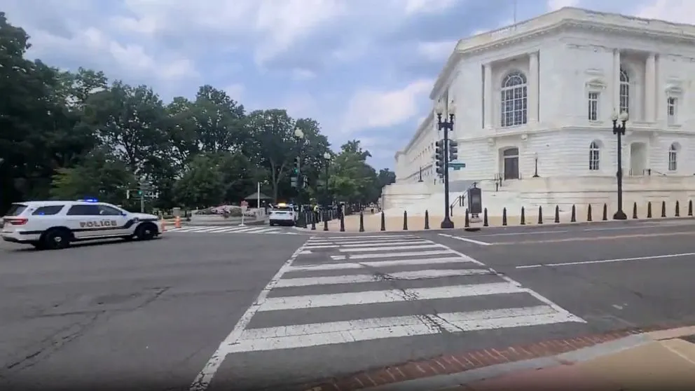 Agentes de las fuerzas del orden llegan al lugar de los hechos en el Russell Office Building de Washington, D.C., el 2 de ago